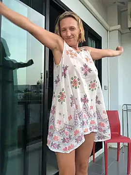 Snapshot of UmaTruewoman chatting on April 10, 12:27 am UmaTruewoman online show from April 10, 12:27 am