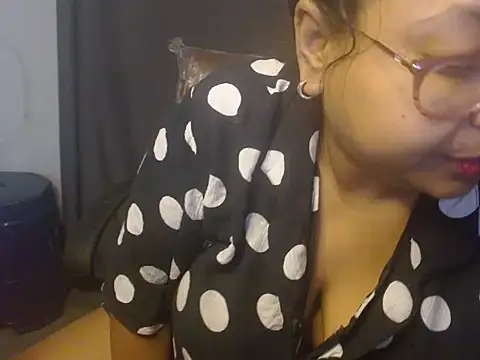 Snapshot of TASHa009 chatting on February 17, 8:33 am TASHa009 online show from February 17, 8:33 am