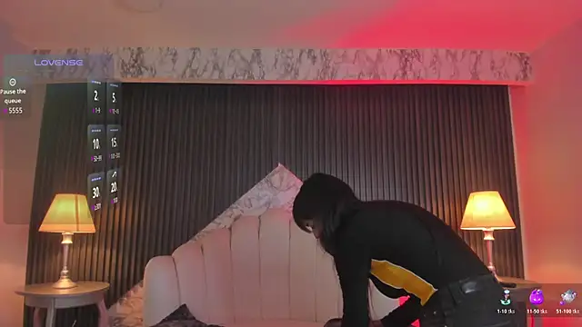 Snapshot of MeganDraco_ chatting on October 28, 12:30 pm MeganDraco online show from October 28, 12:30 pm