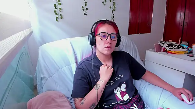 bonnie moon  online show from September 27, 3:17 pm