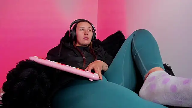 bonnie moon  online show from January 17, 10:57 pm