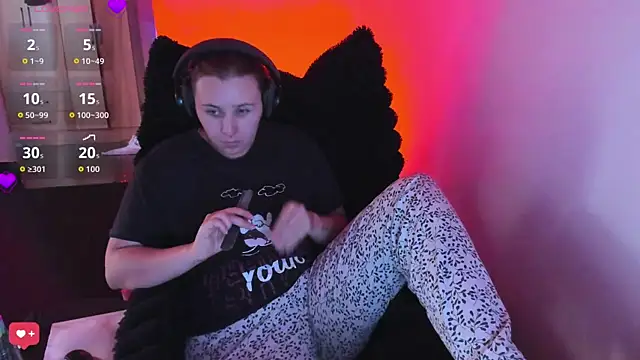 bonnie moon  online show from March 3, 8:04 pm