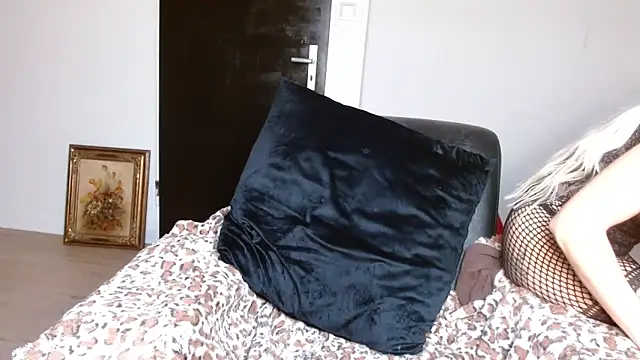 Snapshot of JuicyJanexo chatting on December 9, 8:44 am JuicyJanexo online show from December 9, 8:44 am