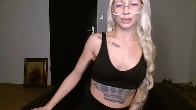 Snapshot of JuicyJanexo chatting on September 17, 4:25 am JuicyJanexo online show from September 17, 4:25 am