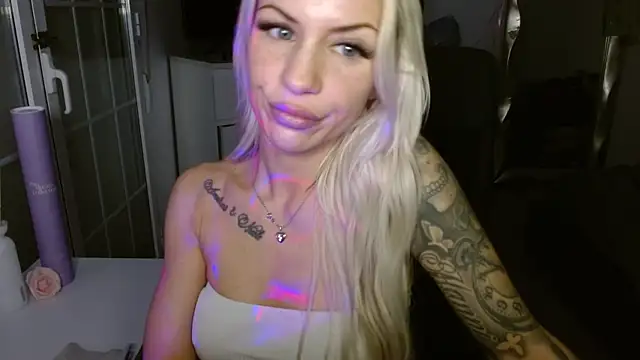 Snapshot of JuicyJanexo chatting on February 14, 8:00 am JuicyJanexo online show from February 14, 8:00 am