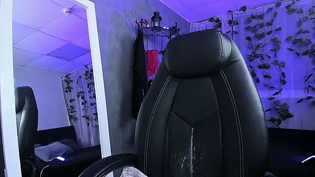 Tina Tayllor online show from October 5, 6:28 pm