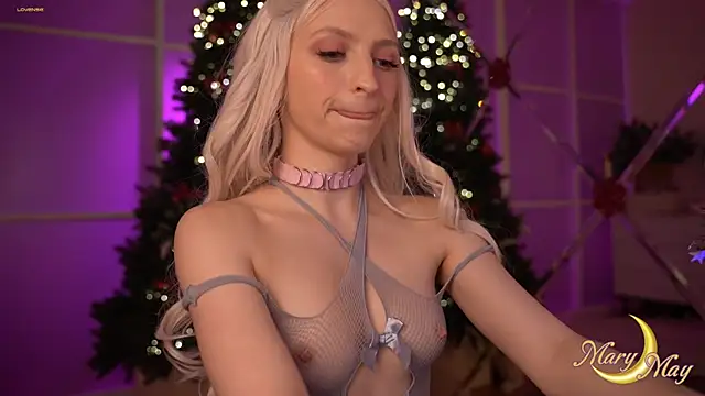 Snapshot of marylunamay chatting on January 2, 1:49 am marylunamay online show from January 2, 1:49 am