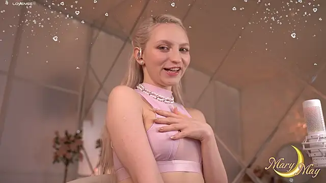 Snapshot of marylunamay chatting on January 11, 3:44 am marylunamay online show from January 11, 3:44 am