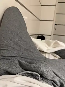 Snapshot of young1fucker chatting on December 16, 6:32 am young1fucker online show from December 16, 6:32 am