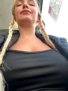 Snapshot of Milkyy_wway chatting on October 7, 12:13 pm Milkyy wway online show from October 7, 12:13 pm