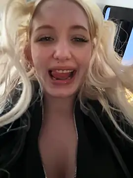 Snapshot of Milkyy_wway chatting on December 19, 6:42 am Milkyy wway online show from December 19, 6:42 am