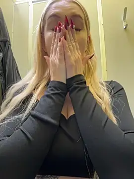 Snapshot of Milkyy_wway chatting on December 23, 7:28 am Milkyy wway online show from December 23, 7:28 am