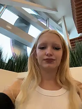 Snapshot of Milkyy_wway chatting on February 17, 7:27 am Milkyy wway online show from February 17, 7:27 am