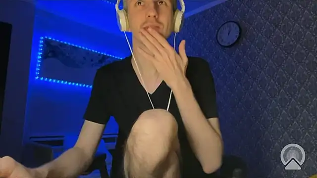 Snapshot of Aki-Laky chatting on December 13, 8:04 pm Aki-Laky online show from December 13, 8:04 pm