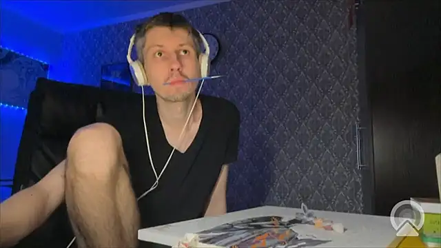 Snapshot of Aki-Laky chatting on December 18, 8:37 pm Aki-Laky online show from December 18, 8:37 pm