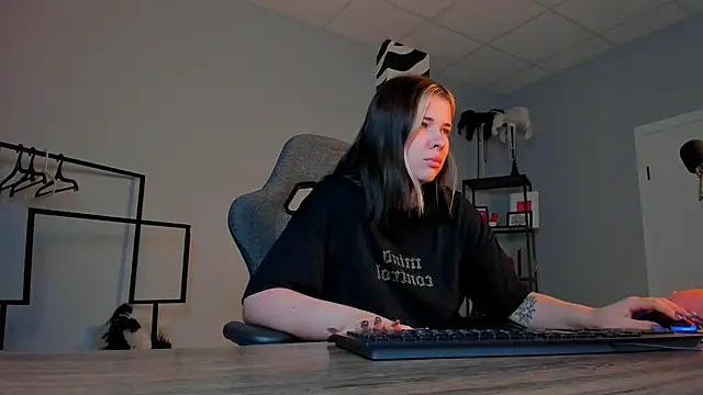 AliceSunday online show from November 25, 2:00 am