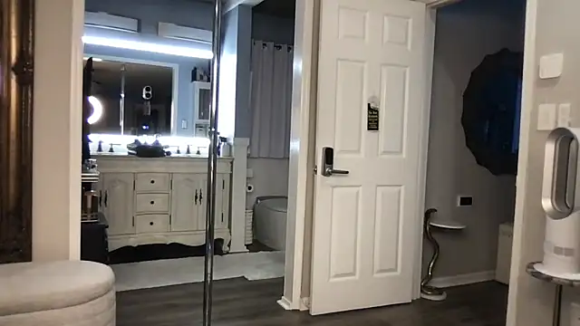 Snapshot of curvyfunlover chatting on October 15, 11:27 pm curvyfunlover online show from October 15, 11:27 pm