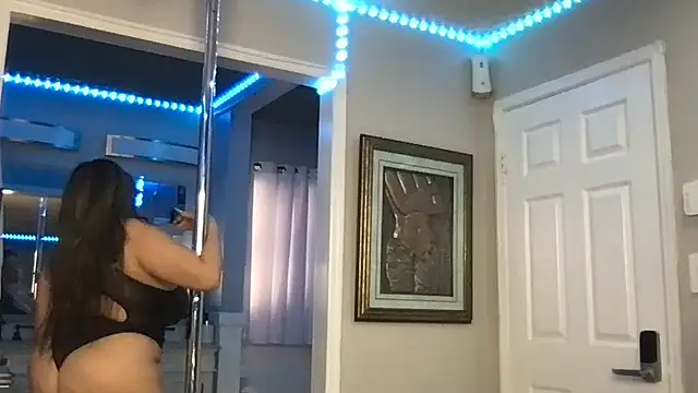 Snapshot of curvyfunlover chatting on November 19, 1:11 pm curvyfunlover online show from November 19, 1:11 pm