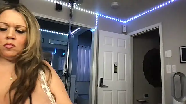 Snapshot of curvyfunlover chatting on November 23, 7:02 pm curvyfunlover online show from November 23, 7:02 pm