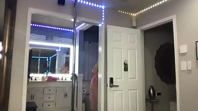 Snapshot of curvyfunlover chatting on December 15, 12:09 pm curvyfunlover online show from December 15, 12:09 pm