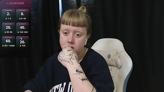 Snapshot of June_shy0 chatting on April 17, 7:44 am June shy0 online show from April 17, 7:44 am