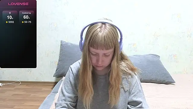 Snapshot of June_shy0 chatting on July 8, 6:51 am June shy0 online show from July 8, 6:51 am