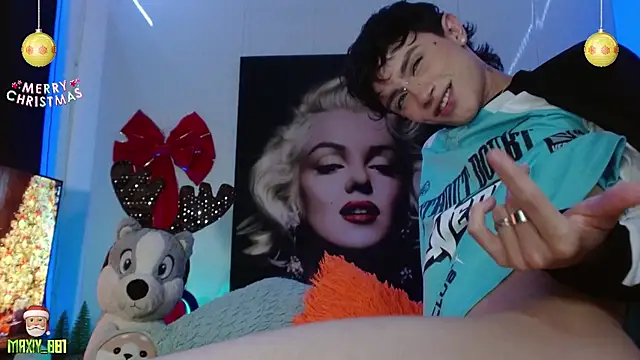 Snapshot of maxiy_001 chatting on December 14, 7:40 am maxiy 001 online show from December 14, 7:40 am