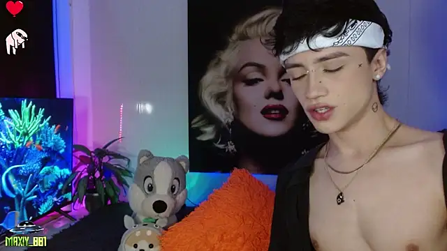 Snapshot of maxiy_001 chatting on January 23, 4:52 am maxiy 001 online show from January 23, 4:52 am