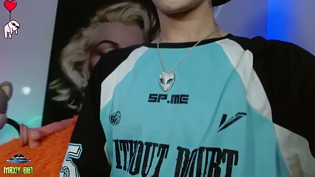 Snapshot of maxiy_001 chatting on January 25, 3:51 am maxiy 001 online show from January 25, 3:51 am