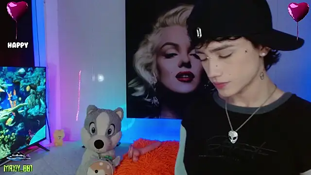 Snapshot of maxiy_001 chatting on February 8, 7:48 am maxiy 001 online show from February 8, 7:48 am