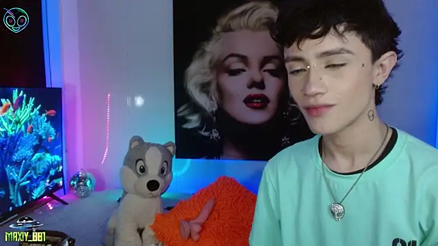 Snapshot of maxiy_001 chatting on March 7, 8:34 am maxiy 001 online show from March 7, 8:34 am