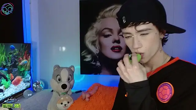 Snapshot of maxiy_001 chatting on March 21, 7:44 am maxiy 001 online show from March 21, 7:44 am