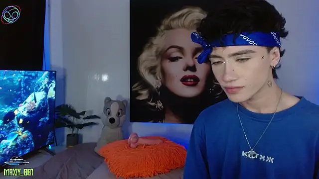 Snapshot of maxiy_001 chatting on November 25, 3:01 pm maxiy 001 online show from November 25, 3:01 pm