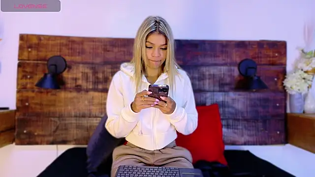 Snapshot of Celeste_sanz chatting on April 14, 9:59 am Celeste sanz online show from April 14, 9:59 am