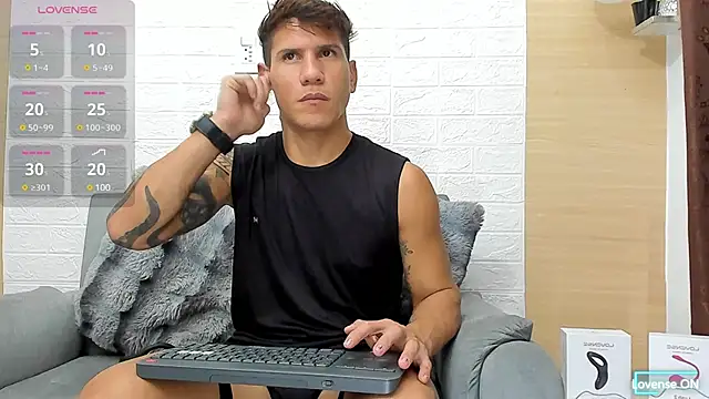 Snapshot of toyboys1 chatting on February 24, 3:23 am toyboys1 online show from February 24, 3:23 am