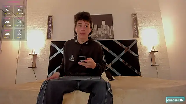 Snapshot of toyboys1 chatting on October 8, 3:37 am toyboys1 online show from October 8, 3:37 am