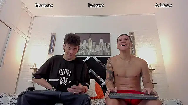 Snapshot of toyboys1 chatting on October 17, 4:15 am toyboys1 online show from October 17, 4:15 am