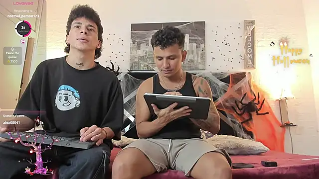 Snapshot of toyboys1 chatting on November 2, 5:32 am toyboys1 online show from November 2, 5:32 am