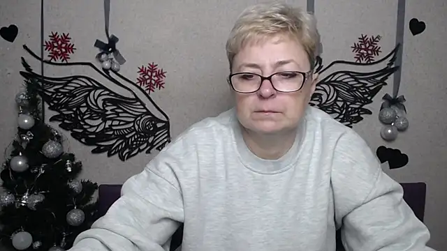 EmiliaGree online show from December 21, 6:04 pm