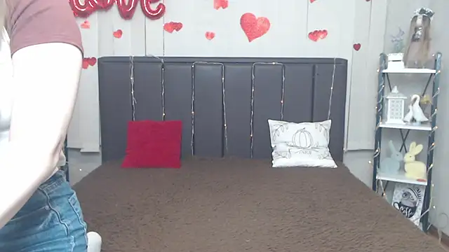 LauraHlot online show from May 13, 5:49 am