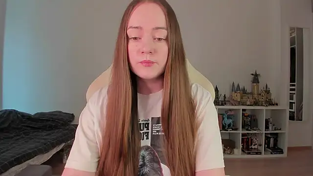 Snapshot of WalkingGirl chatting on March 20, 8:30 am WalkingGirl online show from March 20, 8:30 am