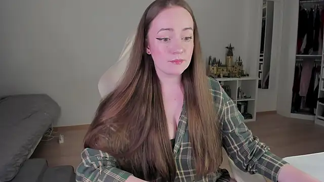 Snapshot of WalkingGirl chatting on March 25, 5:52 pm WalkingGirl online show from March 25, 5:52 pm