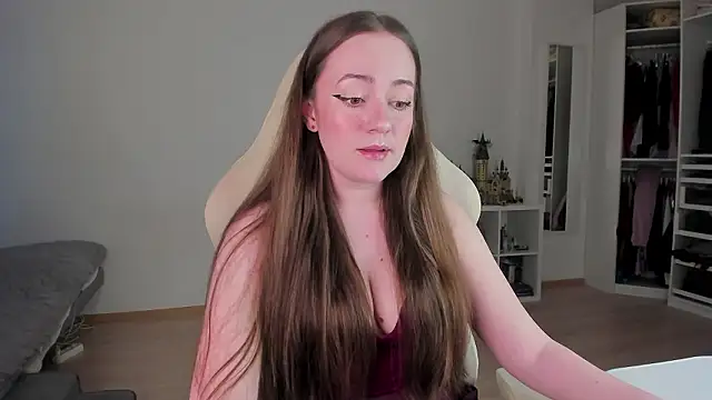 Snapshot of WalkingGirl chatting on March 27, 4:18 pm WalkingGirl online show from March 27, 4:18 pm