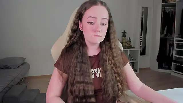 Snapshot of WalkingGirl chatting on March 28, 5:01 pm WalkingGirl online show from March 28, 5:01 pm