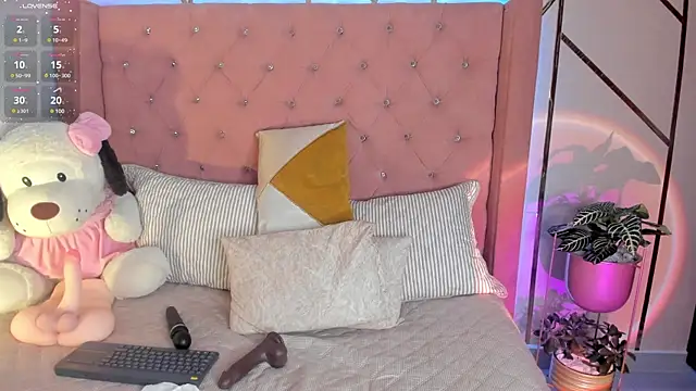 Snapshot of foxxxmegan chatting on February 13, 7:52 pm foxxxmegan online show from February 13, 7:52 pm