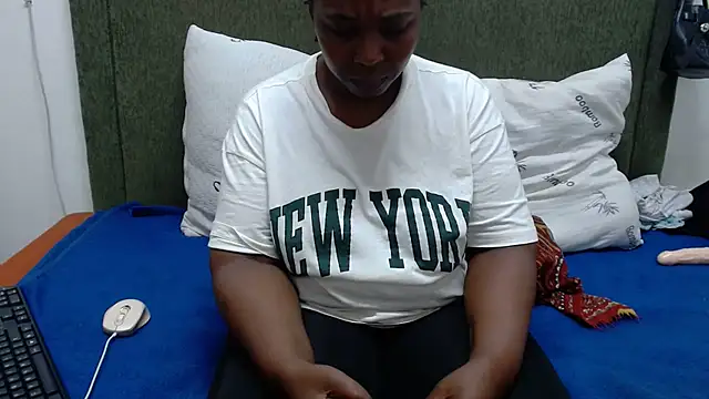 Snapshot of Thickchocolatex2 chatting on February 14, 7:32 pm Thickchocolatex2 online show from February 14, 7:32 pm