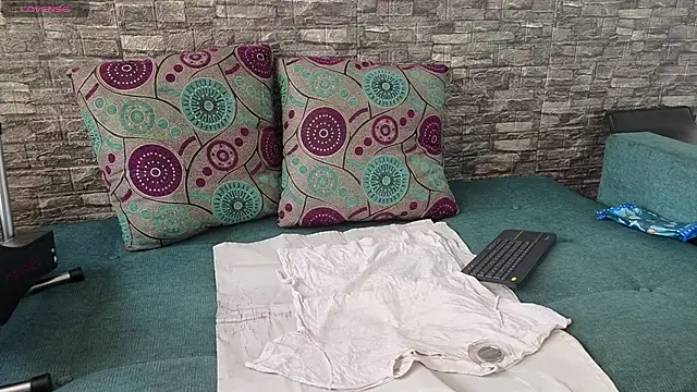 anellejones online show from February 11, 8:14 pm