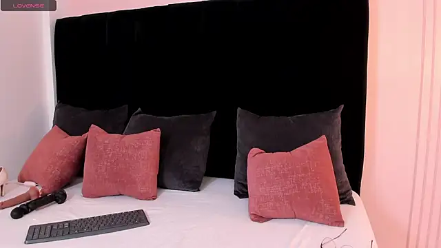 ariel jonees online show from October 6, 5:32 pm