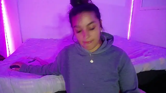 Laurenkenner  online show from March 18, 12:05 am