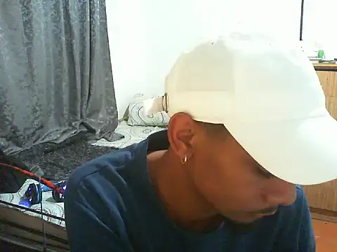 Snapshot of 29YOURZ_28_ chatting on November 4, 7:13 pm 29YOURZ 28 online show from November 4, 7:13 pm